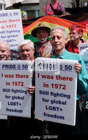 London, Großbritannien. 1.. Juli 2022. Personen der ursprünglich 500 Mitglieder der Gay Liberation Front (GLF), die am 1.. Juli 1972 am ursprünglichen Pride march teilnahmen, gedenken des 50.. Jahrestages. Peter Tatchell. Kredit: Matthew Chattle/Alamy Live Nachrichten Stockfoto