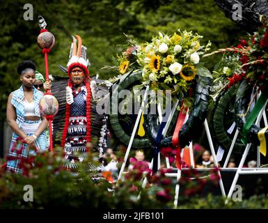 2022-07-01 14:19:13 AMSTERDAM - Besucher am Nationaldenkmal Sklaverei Vergangenheit, während der nationalen Erinnerung an die niederländische Sklaverei Vergangenheit. Am 1. Juli 1863 wurde die Sklaverei in Surinam und im karibischen Teil des Königreichs per Gesetz aufgehoben. ANP KOEN VAN WEEL niederlande Out - belgien Out Stockfoto