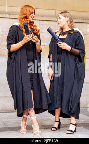 Dundee, Tayside, Schottland, Großbritannien. 1.. Juli 2022. Dundee-Graduierungen: Am letzten Tag der Universitätsgraduierungen übertrafen die Temperaturen im Nordosten Schottlands aufgrund der strahlend warmen Sommersonne 20 Grad Celsius. Fröhliche Absolventen der Dundee University und ihre Familien versammeln sich auf dem Dundee City Square und vor der Caird Hall, um ihre verspäteten Erfolge zu feiern. Da Schottland zwei Jahre lang unter der Sperre des Coronavirus stand, finden nun diese Abschlussfeiern statt. Kredit: Dundee Photographics/Alamy Live Nachrichten Stockfoto