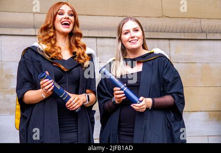 Dundee, Tayside, Schottland, Großbritannien. 1.. Juli 2022. Dundee-Graduierungen: Am letzten Tag der Universitätsgraduierungen übertrafen die Temperaturen im Nordosten Schottlands aufgrund der strahlend warmen Sommersonne 20 Grad Celsius. Fröhliche Absolventen der Dundee University und ihre Familien versammeln sich auf dem Dundee City Square und vor der Caird Hall, um ihre verspäteten Erfolge zu feiern. Da Schottland zwei Jahre lang unter der Sperre des Coronavirus stand, finden nun diese Abschlussfeiern statt. Kredit: Dundee Photographics/Alamy Live Nachrichten Stockfoto