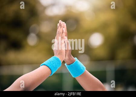 Hände von Tennisspielern hoch fünf nach einem Spiel. Nahaufnahme der Hände von Tennisspielern, die nach einem erfolgreichen Spiel feiern. Tennisspieler motivieren jeden Stockfoto