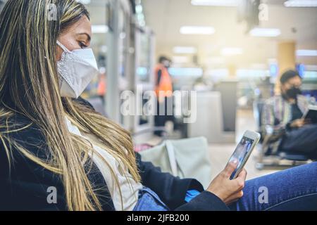 Start Ihrer Reise. Schöne junge Frau auf der Suche nach fliegenden Flugzeug während der Wartezeit beim Boarding auf Luftfahrzeuge, die in Airport Lounge Stockfoto