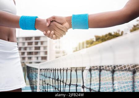 Nahaufnahme der Hände der Tennisspieler, die auf dem Platz grüßen. Hände eines Tennisspielers begrüßen einen Gegner. afroamerikanische Profi-Tennisspieler Stockfoto