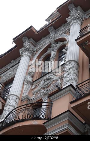 Kiew, Ukraine 28. November 2020: Fassade eines mit Säulen kunstvoll dekorierten Gebäudes im Zentrum von Kiew Stockfoto