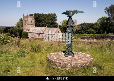 Der Granite Way-Radwanderweg, gesehen in Sourton, Devon, Großbritannien. Teil des nationalen SUSTRANS-Kreislaufnetzes. Nach hinten die Kirche St. Thomas à Becket. Stockfoto