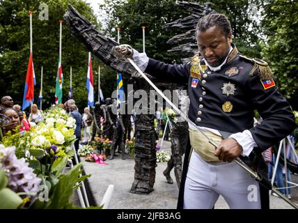 2022-07-01 14:41:33 AMSTERDAM - Besucher am Nationaldenkmal Sklaverei Vergangenheit, während der nationalen Erinnerung an die niederländische Sklaverei Vergangenheit. Am 1. Juli 1863 wurde die Sklaverei in Surinam und im karibischen Teil des Königreichs per Gesetz aufgehoben. ANP KOEN VAN WEEL niederlande Out - belgien Out Stockfoto