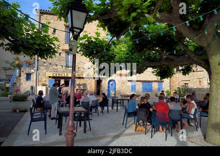 Frankreich, Var, die Dracenie, Dorf Chateaudouble, Cafe Terrace auf dem Hauptplatz Stockfoto