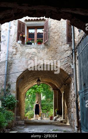 Frankreich, Var, die Dracenie, Dorf Chateaudouble, Gasse unter einer Veranda, die der ehemalige Hauptzugang zum Dorf war vorbei Stockfoto