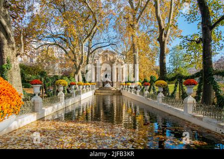 Frankreich, Paris, Jardin du Luxembourg, der Medici-Brunnen im Herbst Stockfoto