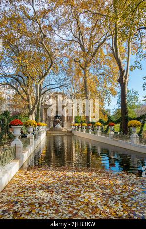 Frankreich, Paris, Jardin du Luxembourg, der Medici-Brunnen im Herbst Stockfoto