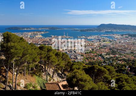 Frankreich, Var, Toulon, die Rade (Straßenfront) vom Berg Faron aus gesehen mit der Stadt und dem Hafen, der Halbinsel Saint mandrier und dem Kap Sicie im Hintergrund Stockfoto