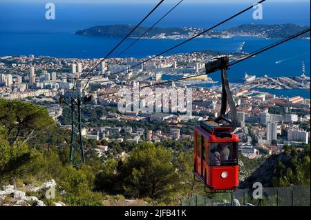 Frankreich, Var, Toulon, die Seilbahn vom Mont Faron, die Stadt und der Marinestützpunkt (Arsenal) im Hintergrund auch die Halbinsel Saint mandrier in der Rade (Straßenführung) Stockfoto