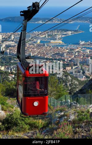 Frankreich, Var, Toulon, die Seilbahn vom Mont Faron, die Stadt und der Marinestützpunkt (Arsenal) in der Rade (Straßenführung) im Hintergrund Stockfoto