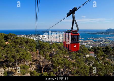 Frankreich, Var, Toulon, die Seilbahn vom Mont Faron, die Stadt und der Marinestützpunkt (Arsenal) in der Rade (Straßenführung) im Hintergrund Stockfoto