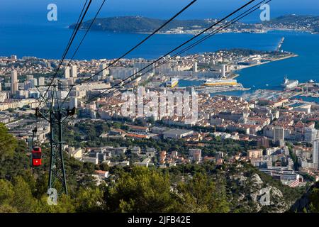 Frankreich, Var, Toulon, die Seilbahn vom Mont Faron, die Stadt und der Marinestützpunkt (Arsenal) im Hintergrund auch die Halbinsel Saint mandrier in der Rade (Straßenführung) Stockfoto