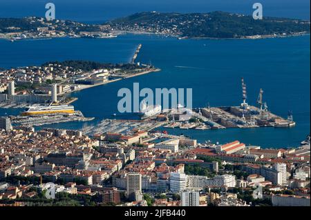 Frankreich, Var, Toulon, die Rade (Straßenstraße) vom Berg Faron aus gesehen mit der Stadt und dem Hafen, die Halbinsel Saint mandrier im Hintergrund Stockfoto