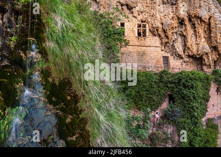 Frankreich, Var, Villecroze, Wasserfall- und Troglodyten-Höhlen im Park Villecroze (Luftaufnahme) Stockfoto