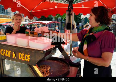 Frankreich, Var, Toulon, verkauft die lokale Spezialität La Cade (Kichererbsenmehl-Pfannkuchen) auf Cours Lafayette Stockfoto