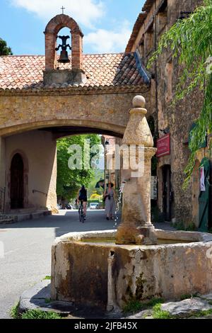 Frankreich, Var, die Dracenie, Dorf de Tourtour, beschriftet Les Plus Beaux Villages de France (die schönsten Dörfer Frankreichs), die Osttür des Dorfes und es ist Brunnen Stockfoto
