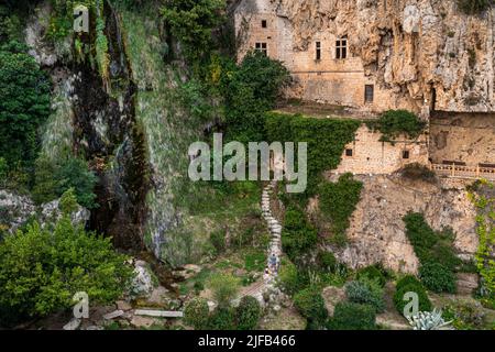 Frankreich, Var, Villecroze, Wasserfall- und Troglodyten-Höhlen im Park Villecroze (Luftaufnahme) Stockfoto