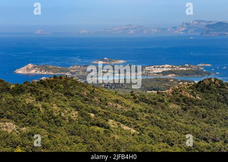 Frankreich, Var, Six Fours les Plages, Wanderung im Cap-Sizie-Massiv in Richtung Notre-Dame du Mai-Kapelle, Ile des Embiez und dem Leuchtturm Grand Rouveau im Hintergrund Stockfoto