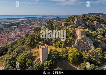 Frankreich, Var, Hyeres, Massif des Maurettes, Castéou Hill, Schloss Hyeres aus dem 11.. Jahrhundert und das Tombolo der Halbinsel Giens im Hintergrund (Luftaufnahme) Stockfoto