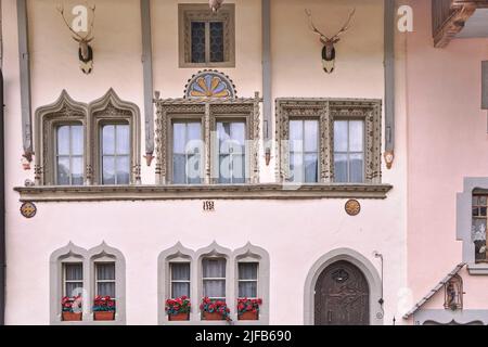 Schweiz, Kanton Friborg, Gruyères, mittelalterliche Stadt, Hausfassade mit Hirschtrophäen Stockfoto
