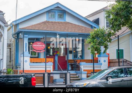 NEW ORLEANS, LA, USA - 22. JUNI 2022: Beliebtes Mahony's Po-Boys und Seafood Restaurant in der Magazine Street Stockfoto