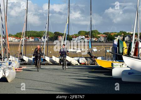 Frankreich, Charente-Maritime, Fouras, Radfahrer auf der Flow Vélo Radroute auf dem North Port Steg Stockfoto