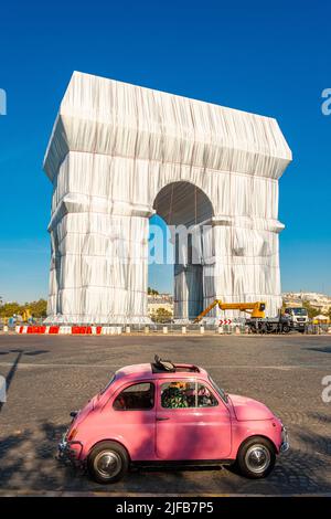 Frankreich, Paris, Place de l'Etoile, pinker Fiat 500 vor dem Triumphbogen gewickelt von Jeanne-Claude und Christo Stockfoto