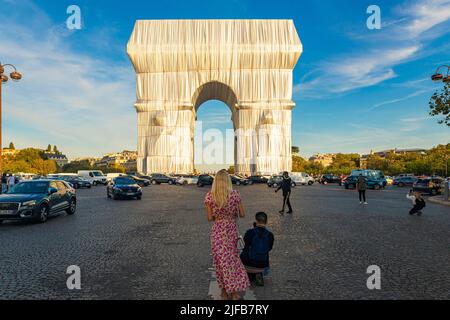 Frankreich, Paris, Place de l'Etoile, Arc de Triomphe umhüllt von Jeanne-Claude und Christo, 18. September bis 3. Oktober 2021 Stockfoto