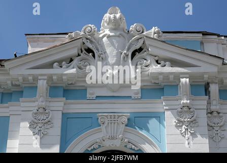Kiew, Ukraine 10. Juni 2021: Elemente der künstlerischen Dekoration der Fassade eines Gebäudes in der Stadt Kiew Stockfoto
