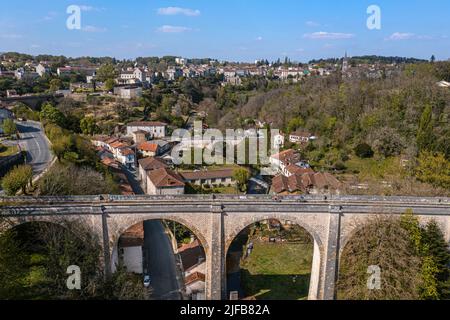 Frankreich, Dordogne, Périgord Vert, Nontron, Radler, die auf dem Radweg Flow Vélo auf dem ehemaligen Eisenbahnviadukt fahren, der das Tal des Flusses Bandiat durchquert, die Stadt im Hintergrund (Luftaufnahme) Stockfoto