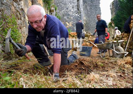 Frankreich, Charente, Pranzac, Ausgrabungsstätte in den Ruinen der Burg, die von der Vereinigung Secrets de Pranzac organisiert wurde Stockfoto