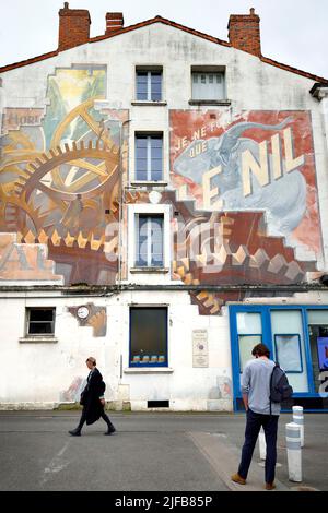 Frankreich, Charente, Angouleme, Place du CHAMP de Mars, Avec le Temps ..., Wandgemälde nach einer Originalzeichnung von François Schuiten, die 1998 von der Cité de la Création angefertigt wurde Stockfoto