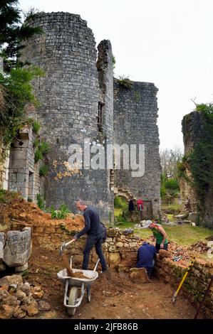 Frankreich, Charente, Pranzac, Ausgrabungsstätte in den Ruinen der Burg, die von der Vereinigung Secrets de Pranzac organisiert wurde Stockfoto