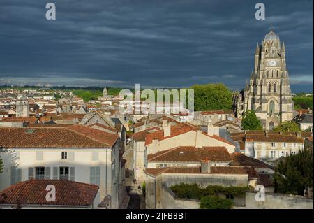 Frankreich, Charente-Maritime, Saintonge, Saintes, die Rue des Jacobins in der Altstadt und die Kathedrale Saint-Pierre auf der rechten Seite, die Abbaye aux Dames im Hintergrund Stockfoto