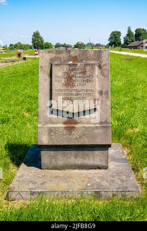 Polen, Schlesien, Oswiecim, von der UNESCO zum Weltkulturerbe erklärt, Vernichtungslager Birkenau (Auschwitz II), Stele als Hommage an die ausgerotteten französischen Juden Stockfoto