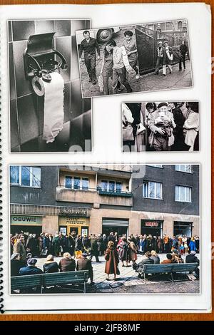 Polen, Kleinpolen, Krakau, Nowa Huta, Bezirk, der in der kommunistischen Ära nach dem sowjetischen Modell gebaut wurde, Propagandaposter und altes Foto Stockfoto