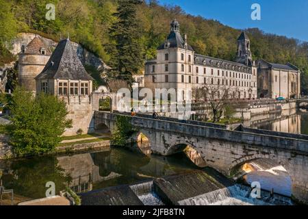 Frankreich, Dordogne, Brantome, Radler auf dem Radweg Flow Vélo über die Brücke Pont Coude über den Fluss Dronne, benediktinerabtei Saint Pierre im Hintergrund (Luftaufnahme) Stockfoto