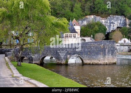 Frankreich, Dordogne, Brantome, benediktinerabtei Saint Pierre Pont Coude (schräge Brücke) über den Fluss Dronne Stockfoto