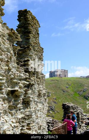 Camelot Castle Hotel, umgeben von den Ruinen der Burg Tintagel an der Küste von North Cornwall. Stockfoto