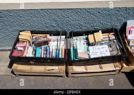 Taschenbücher, die im Dorfladen am coverack Harbour für wohltätige Zwecke verkauft werden. Coverack ist ein Fischerdorf auf der Halbinsel Lizard. Stockfoto