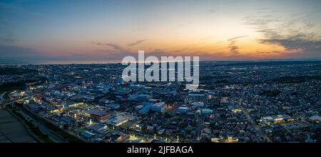 Panoramablick auf die weitläufige Stadt nach Sonnenuntergang Stockfoto