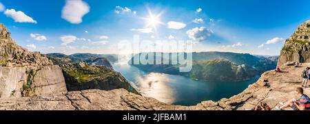 Norwegen, Rogaland County, Ryfylke District, Lysefjord (Lysebotn Fjord), Preikestolen (Rock of La Chaire) mit Blick auf den Fjord 600m ist dies die beliebteste Wanderung in der Region Stavanger, Panoramablick Stockfoto