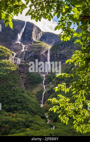 Norwegen, Vestland County, Naeroyfjord, Aurland, Wasserfälle in der Nähe des Dorfes Gudvangen Stockfoto