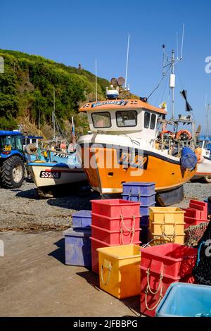 Am Kiesstrand in Cadgwith Cove auf der Lizard Peninsula Cornwall UK fuhren Fischerboote ab Stockfoto