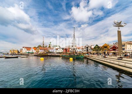 Norwegen, Rogaland County, Stavanger, Sammlung alter Bohrinseln vor historischen Hafenlagern für die Tall Ships Races Stockfoto