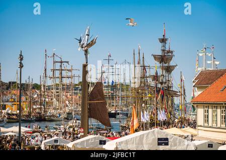 Norwegen, Rogaland County, Stavanger, Sammlung alter Bohrinseln vor historischen Hafenlagern für die Tall Ships Races Stockfoto