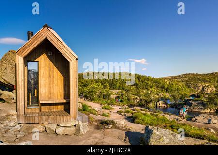 Norwegen, Rogaland, Ryfylke, Lysefjord (Lysebotn Fjord), auf dem Wanderweg, der zum Preikestolen (Felsen des Stuhls) führt, der den Fjord für 600m überblickt, ist es die beliebteste Wanderung in der Region Stavanger Stockfoto